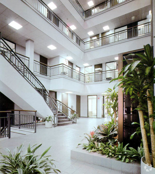 5909 West Loop, Bellaire, TX à louer - Hall d’entrée – Image 3 sur 5