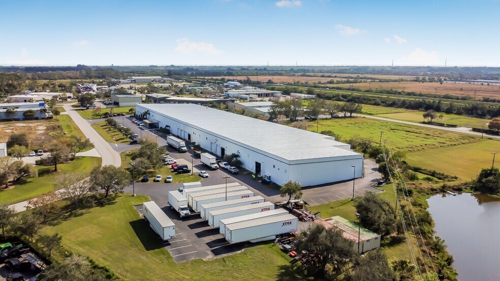 7337-7339 Commercial Cir, Fort Pierce, FL à vendre - Photo de l’immeuble – Image 2 sur 20