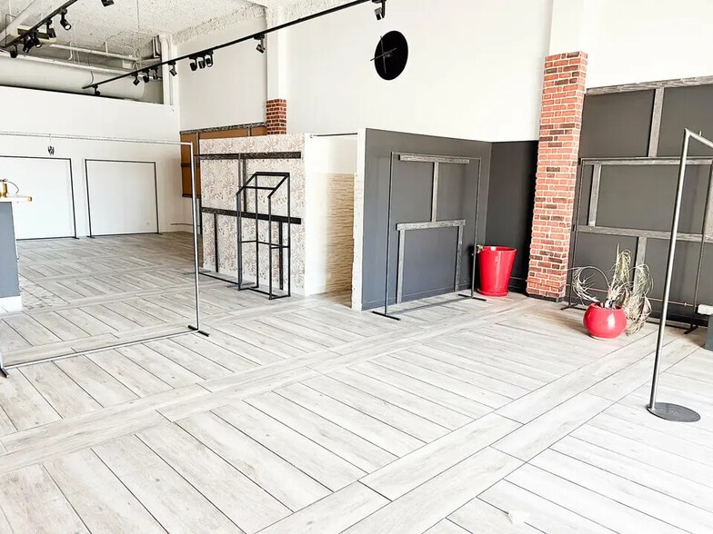 Local commercial dans Vitrolles à louer - Photo de l’immeuble – Image 3 sur 4