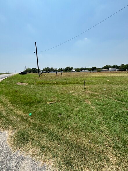 8075 1604 E loop, Elmendorf, TX à vendre - Photo de l’immeuble – Image 2 sur 14