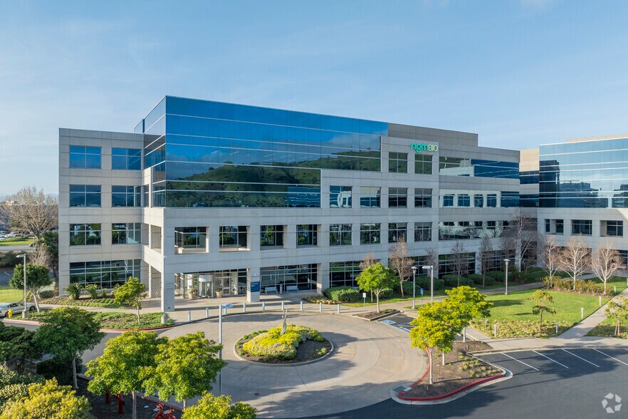 333 Oyster Point Blvd, South San Francisco, CA à louer - Photo principale – Image 1 sur 17