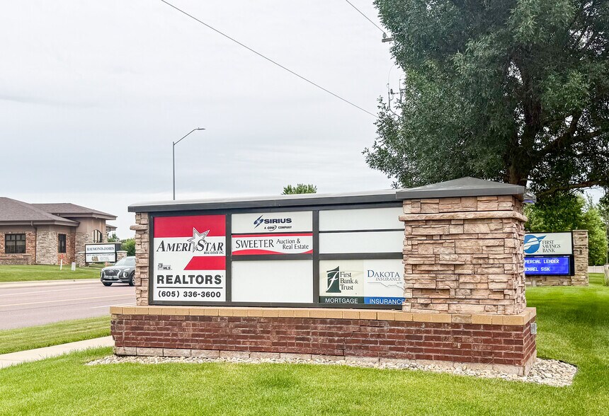 5900 S Western Ave, Sioux Falls, SD à louer - Photo de l’immeuble – Image 2 sur 2