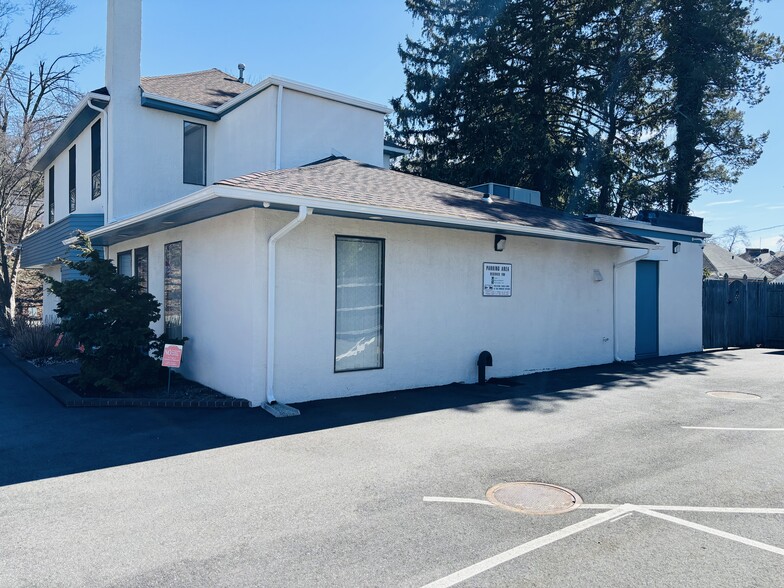 239 Roslyn Rd, Roslyn Heights, NY à vendre - Photo de l’immeuble – Image 3 sur 26
