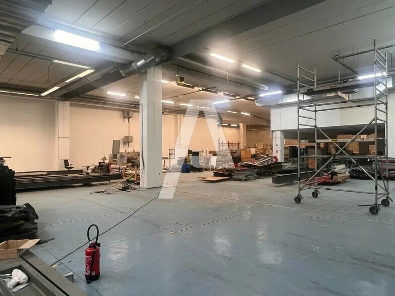 Local d’activités dans Ivry-sur-Seine à louer - Photo de l’immeuble – Image 3 sur 4