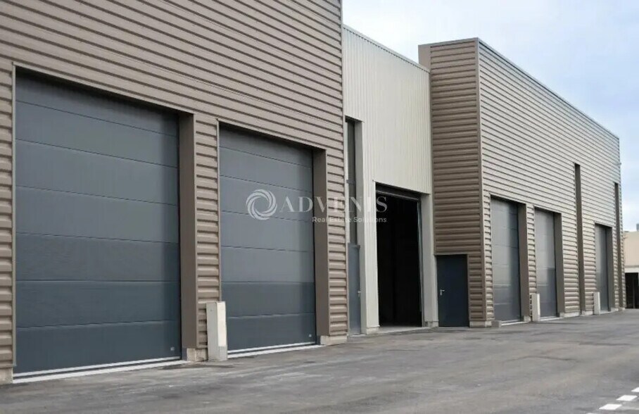 Local d'activités dans SAINT-GEORGES-D'ORQUES à vendre - Photo de l’immeuble – Image 2 sur 8