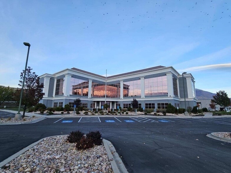727 E Utah Valley, American Fork, UT à louer - Photo de l’immeuble – Image 2 sur 5