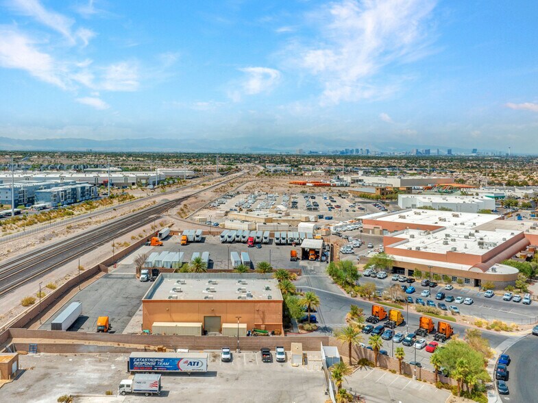 60 Corporate Park Dr, Henderson, NV à louer - Photo de l’immeuble – Image 1 sur 15