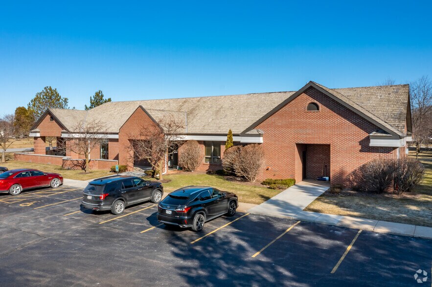 13805 W Burleigh Rd, Brookfield, WI à louer - Photo de l’immeuble – Image 2 sur 4