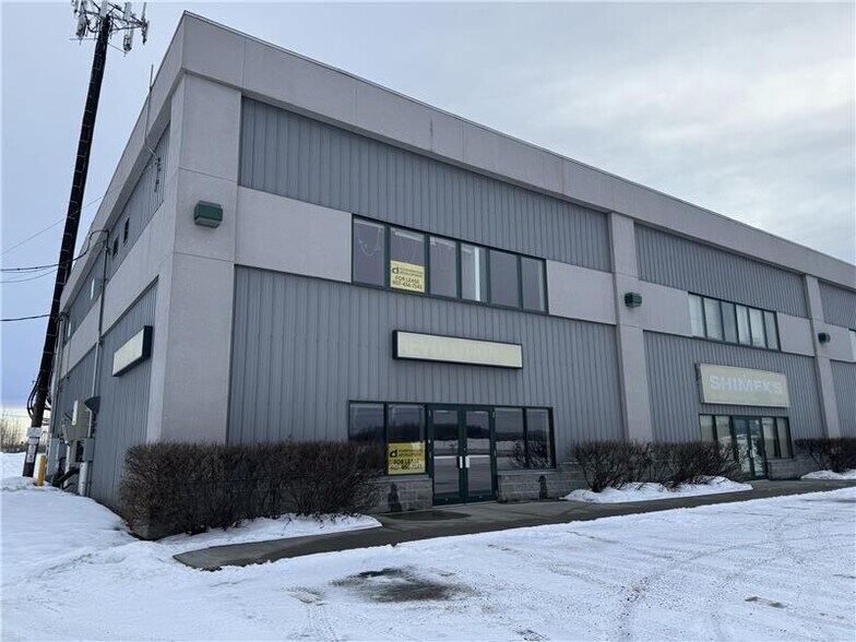 975 Van Horn Rd, Fairbanks, AK à louer - Photo de l’immeuble – Image 2 sur 12