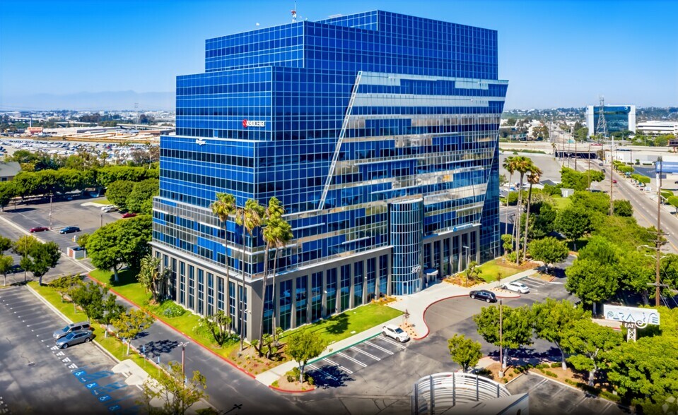 879 W 190th St, Gardena, CA à louer - Photo de l’immeuble – Image 2 sur 15