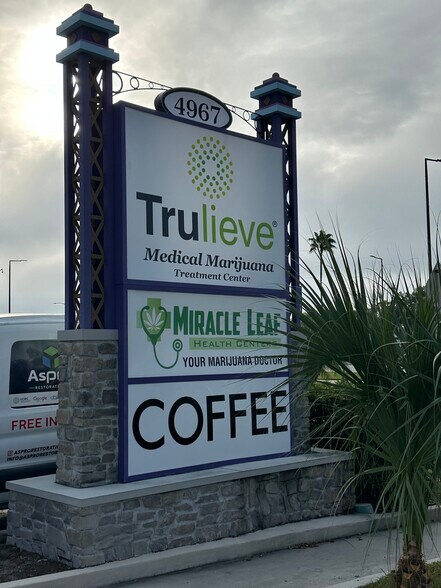 4967 W Irlo Bronson Memorial Hwy, Kissimmee, FL à louer - Photo de l’immeuble – Image 3 sur 11