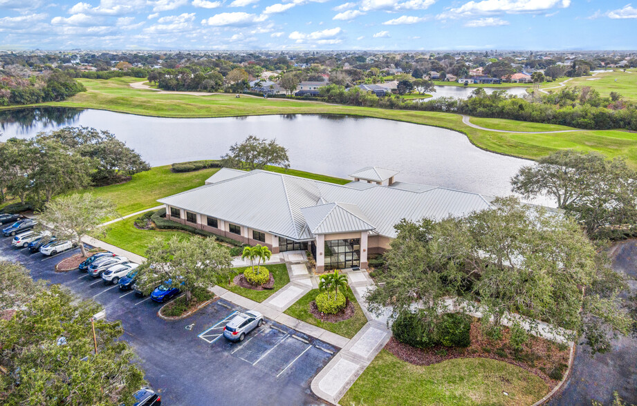 215 Baytree Dr, Melbourne, FL à louer - Photo de l’immeuble – Image 1 sur 18