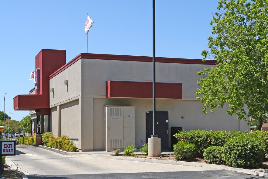 8008 N Cedar Ave, Fresno, CA à louer - Photo de l’immeuble – Image 3 sur 4