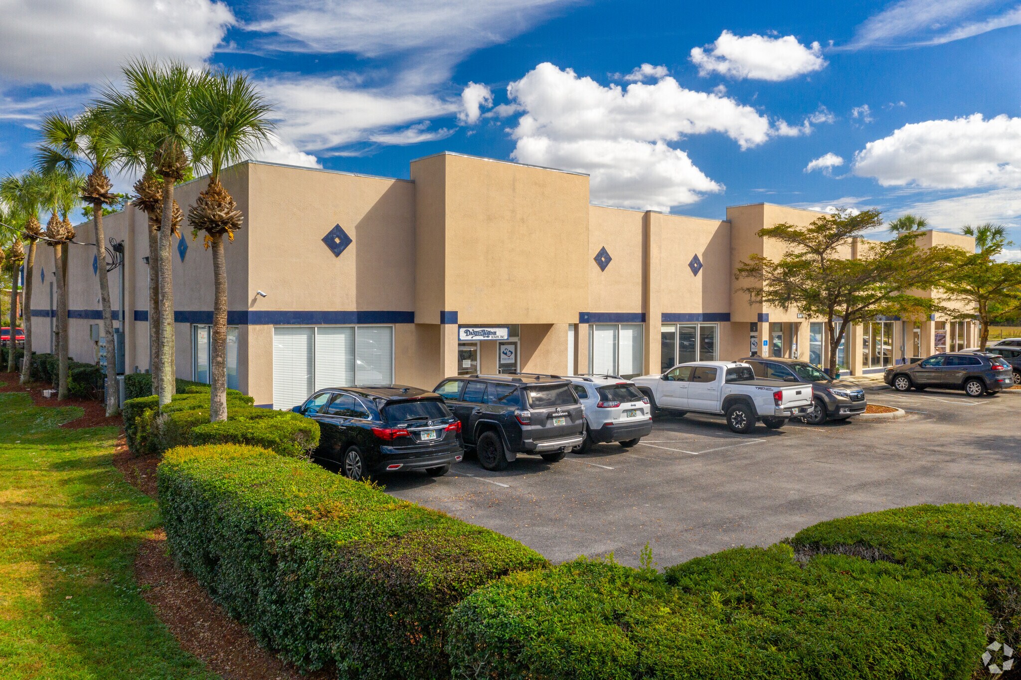 5961 Northland Rd, Fort Myers, FL à louer Photo principale– Image 1 sur 9