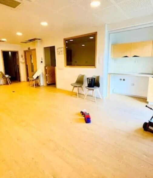 Local commercial dans Saint-Germain-en-Laye à louer - Photo intérieure – Image 2 sur 6