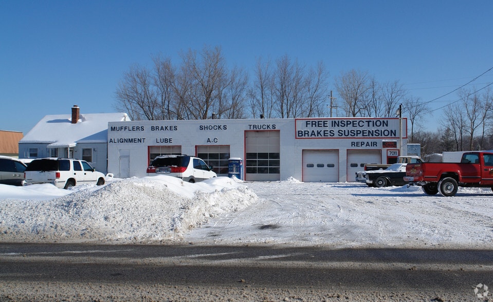 7007 S Cedar St, Lansing, MI à vendre - Photo principale – Image 1 sur 3