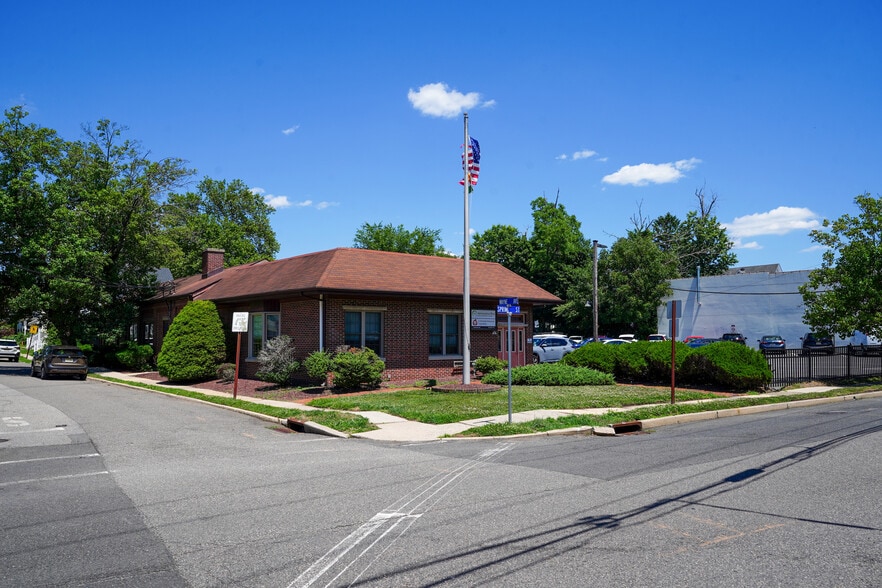 9 Spring St, Freehold, NJ à vendre - Photo principale – Image 1 sur 20