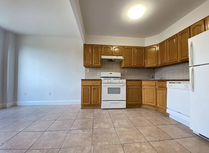 24-47 44th St, Astoria, NY à vendre - Photo de l’immeuble – Image 2 sur 15