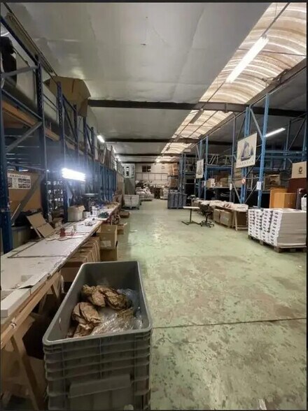 Local d'activités dans Les Mureaux à vendre - Photo de l’immeuble – Image 3 sur 5