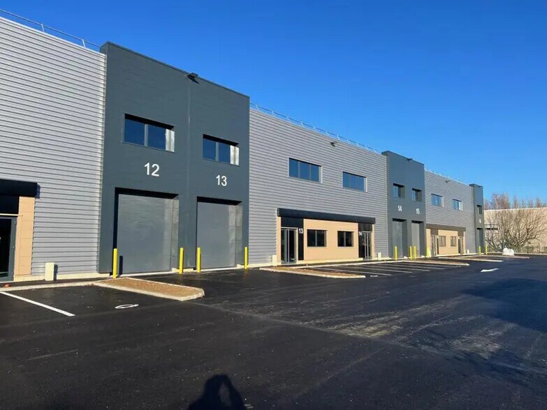 617 Rue Fourny, Buc à louer - Photo de l’immeuble – Image 2 sur 9
