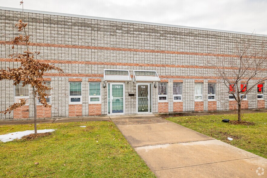 750-772 Av Lajoie, Dorval, QC à louer - Photo de l’immeuble – Image 3 sur 12