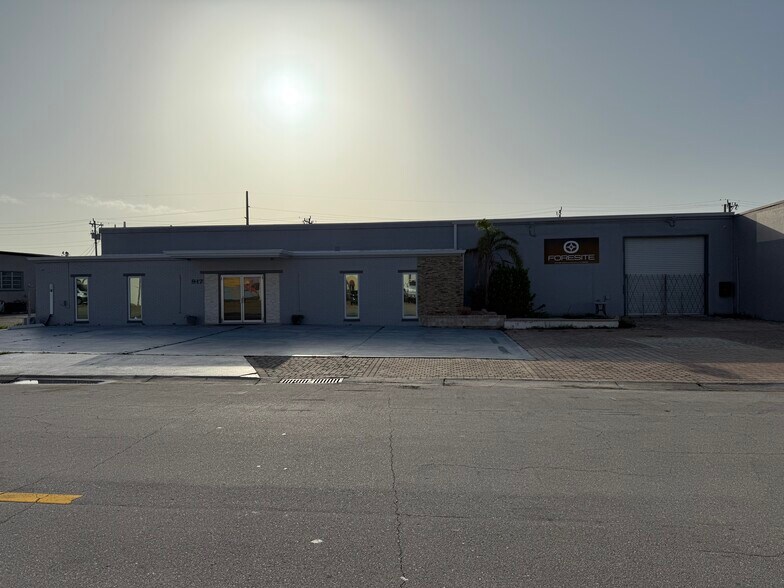 917 15th Ave SE, Cape Coral, FL à louer - Photo de l’immeuble – Image 1 sur 11