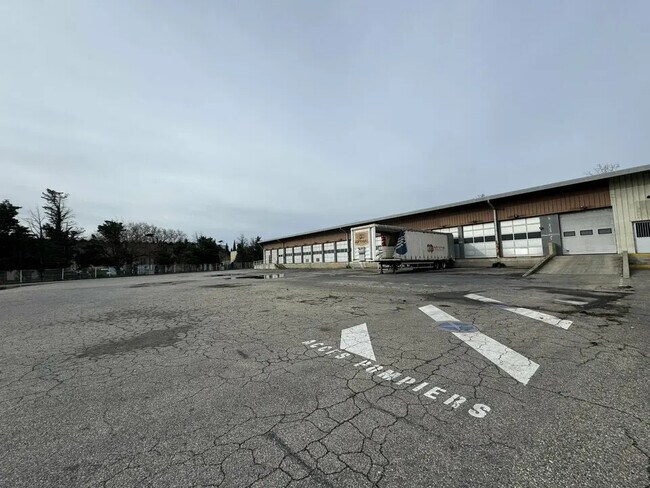 Plus de détails pour Local d'activités à louer