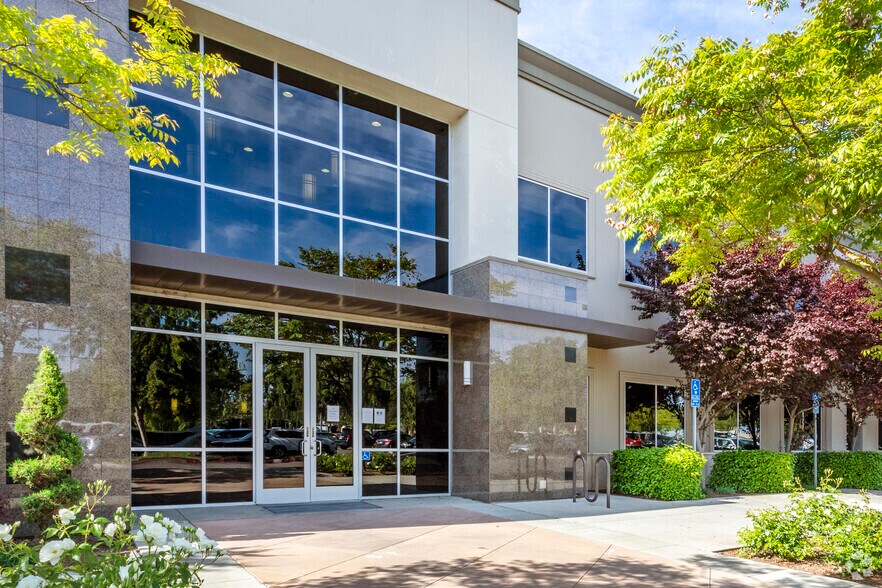 7555 N Palm Ave, Fresno, CA à louer - Photo de l’immeuble – Image 3 sur 6