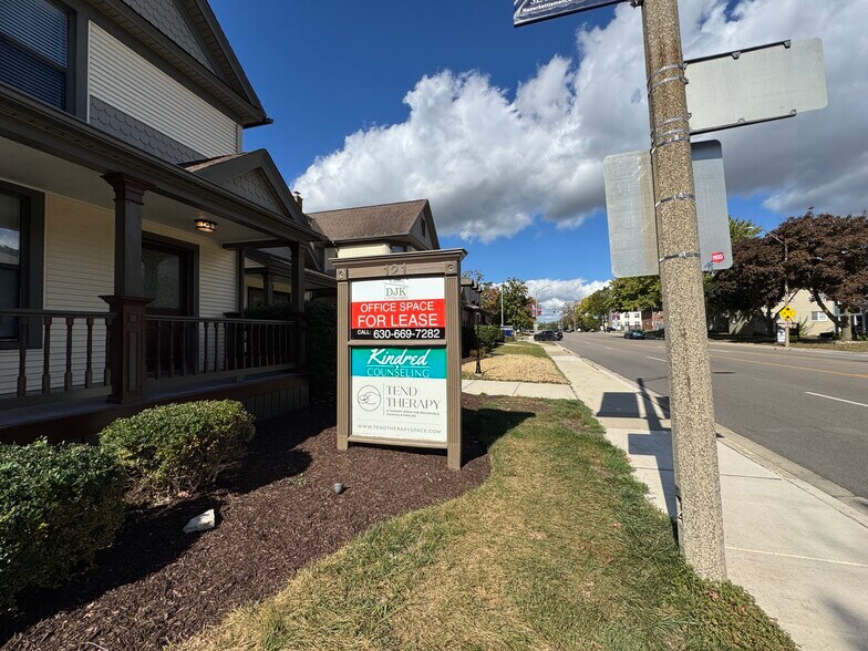 121 N Washington St, Naperville, IL à louer - Photo de l’immeuble – Image 1 sur 12