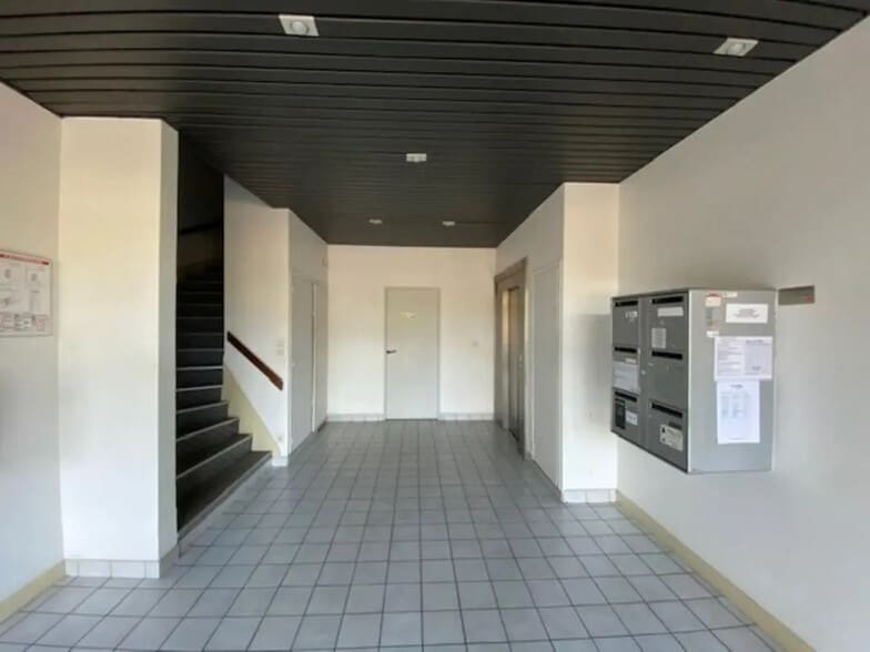 Bureau dans Saint-Grégoire à louer - Hall d’entrée – Image 2 sur 13