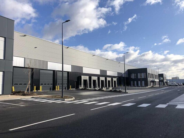 51 Rue Du Commandant Rolland, Le Bourget à louer - Photo de l’immeuble – Image 1 sur 20