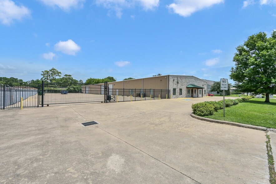 11322 Neeshaw Dr, Houston, TX à louer - Photo de l’immeuble – Image 2 sur 39