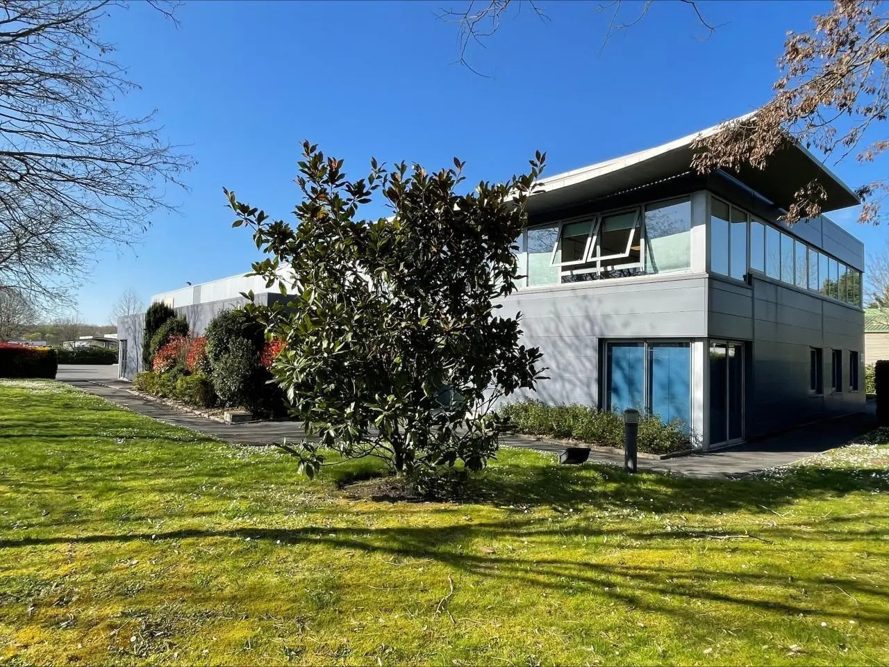 Local d'activités dans Le Plessis-Bouchard à vendre Photo de l’immeuble– Image 1 sur 18
