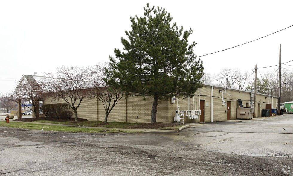 10239 Brookpark Rd, Parma, OH à louer - Photo de l’immeuble – Image 3 sur 4