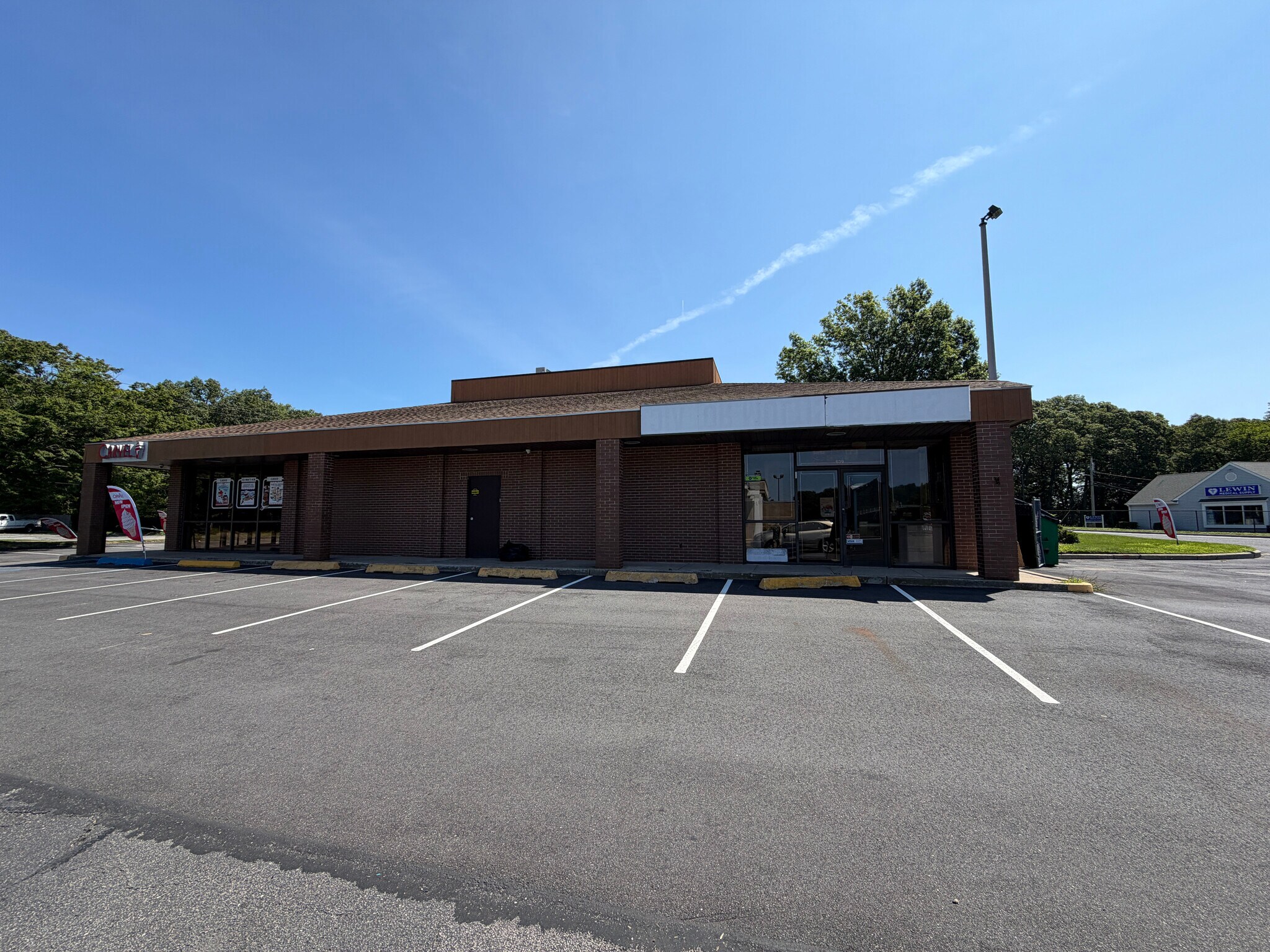631-639 Old Country Rd, Riverhead, NY à louer Photo de l’immeuble– Image 1 sur 6