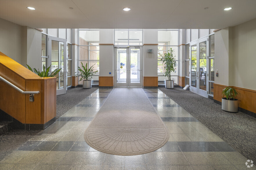 7447 E Berry Ave, Greenwood Village, CO à louer - Hall d’entrée – Image 3 sur 8