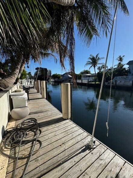 1361 NE 27th Way, Pompano Beach, FL à vendre - Photo de l’immeuble – Image 2 sur 8