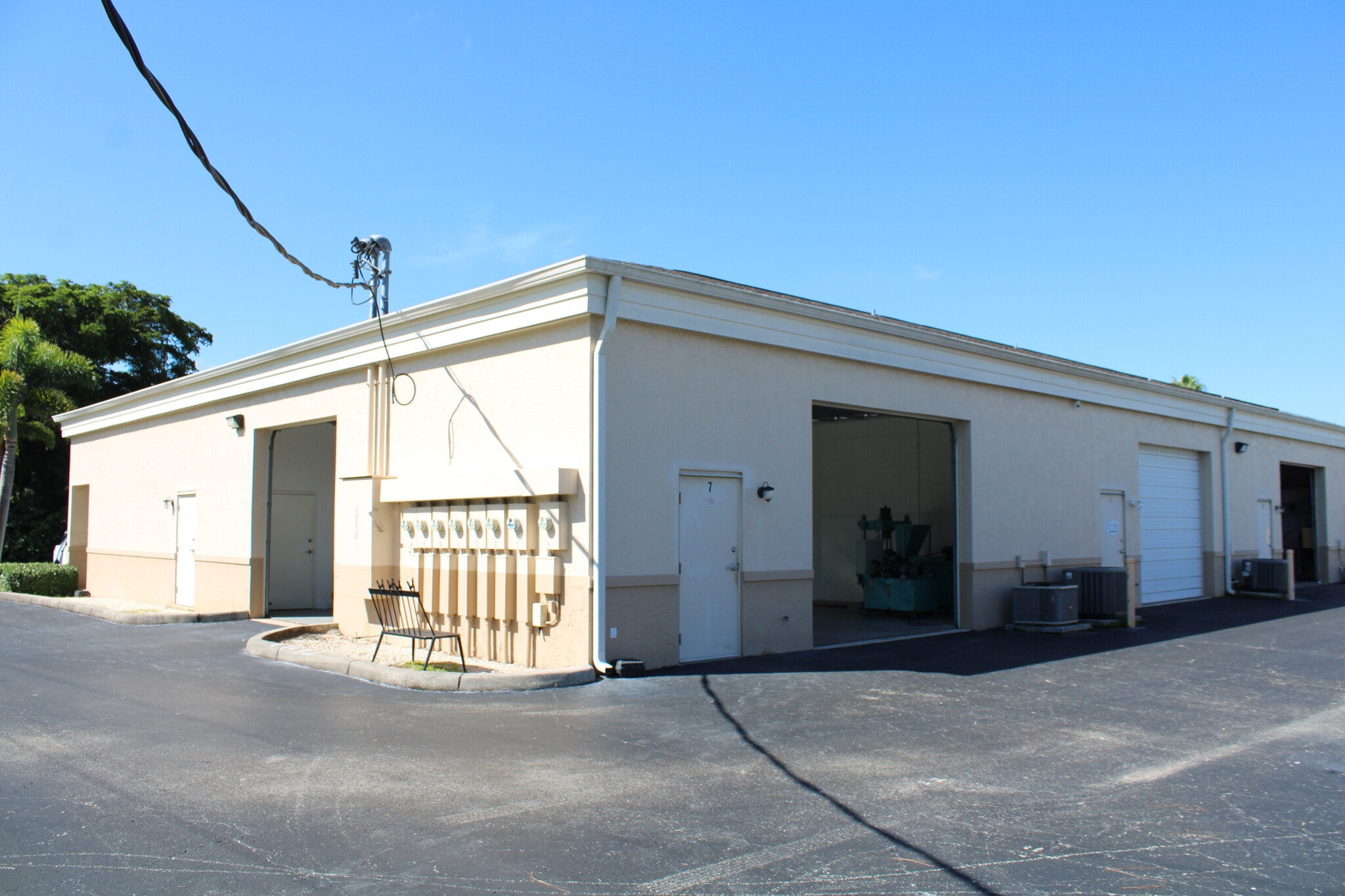 5929 Youngquist Rd, Fort Myers, FL à louer Photo de l’immeuble– Image 1 sur 7