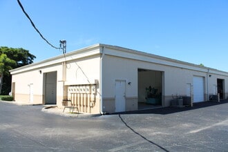 5929 Youngquist Rd, Fort Myers, FL à louer Photo de l’immeuble– Image 1 sur 7