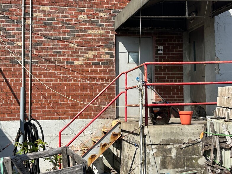 251 Lombardy St, Brooklyn, NY à louer - Photo de l’immeuble – Image 3 sur 7