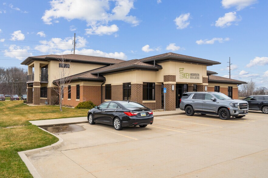 3015 Greyhound Dr, Waterloo, IA à vendre - Photo de l’immeuble – Image 2 sur 35