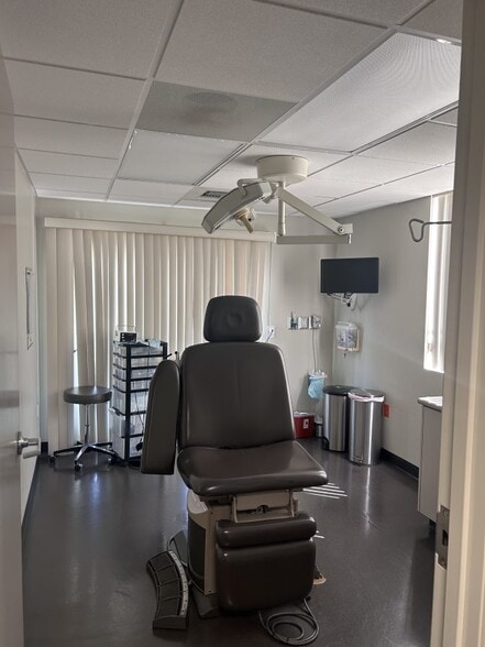 17452 Irvine Blvd, Tustin, CA à louer - Photo intérieure – Image 2 sur 6