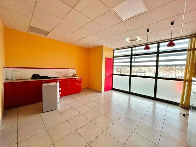 Bureau dans Puget-sur-Argens à louer - Photo de l’immeuble – Image 1 sur 4