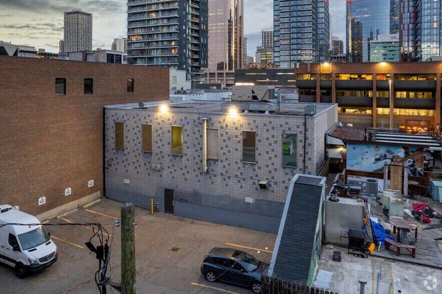617 11th Ave SW, Calgary, AB à louer - Photo de l’immeuble – Image 2 sur 3