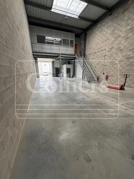 Bureau dans Saint-Victoret à louer - Photo intérieure – Image 3 sur 7