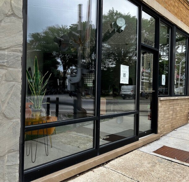 4663-4669 N Manor Ave, Chicago, IL à louer - Photo de l’immeuble – Image 3 sur 15