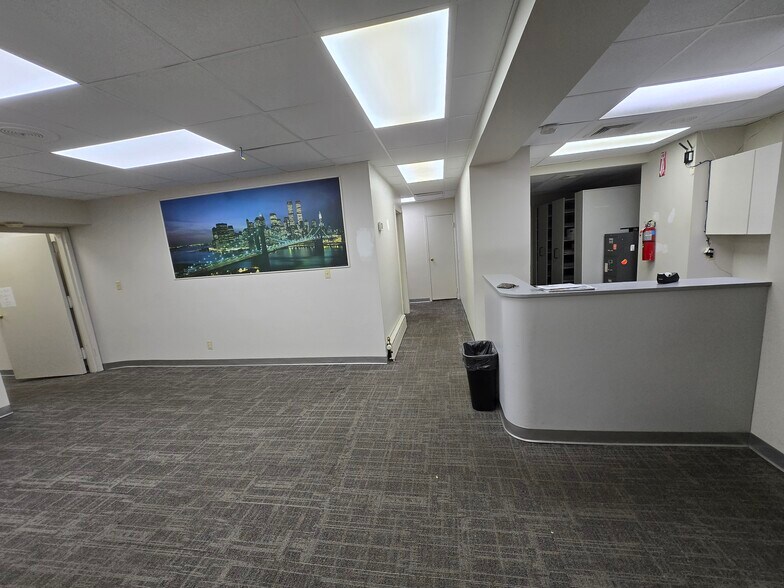 68-39 Myrtle Ave, Glendale, NY à louer - Photo de l’immeuble – Image 3 sur 7