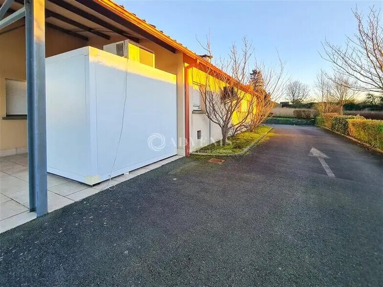 Local d'activités dans Ploumagoar à vendre - Photo de l’immeuble – Image 2 sur 8