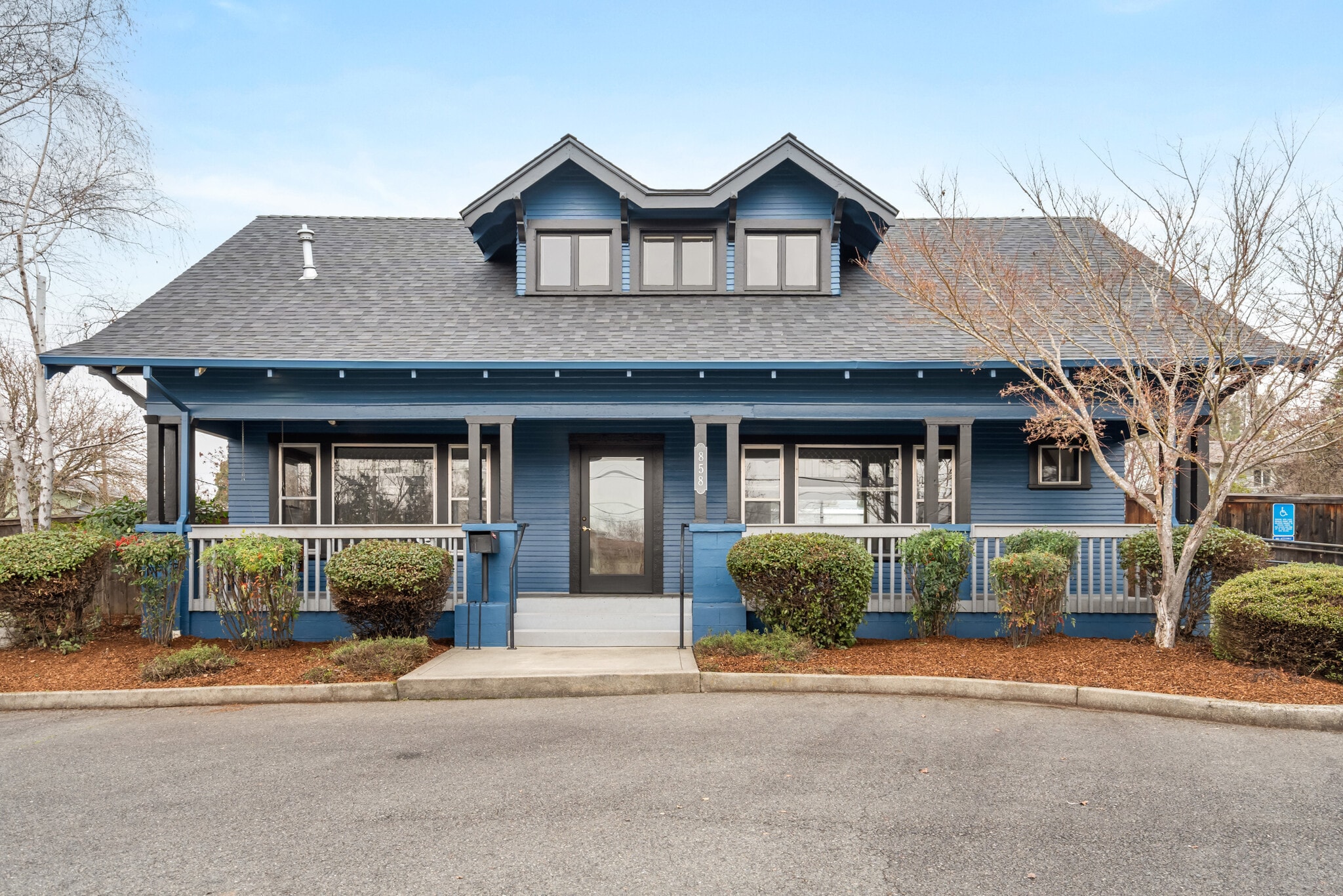 858 NE A St, Grants Pass, OR à vendre Photo principale– Image 1 sur 32