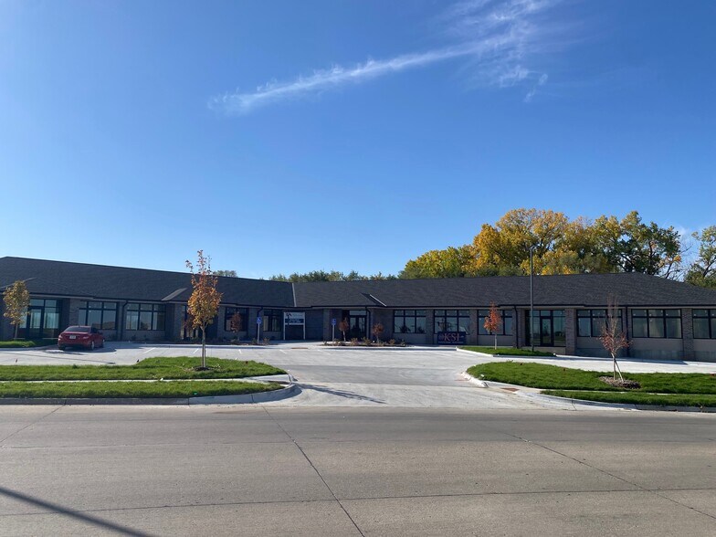 1630 N Main St, Elkhorn, NE à louer - Photo de l’immeuble – Image 1 sur 8